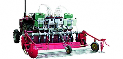 トラクター用同時マルチ土壌消毒機８条型